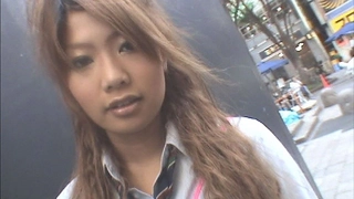 大学生在宿舍房间里与红发女郎疯狂
