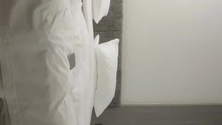 年轻短发学生头新人妹子，贫乳苗条身材，互玩69，无套女上位打桩