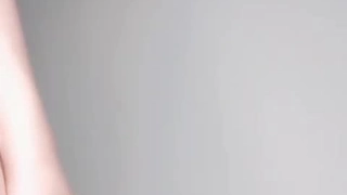 约会所小姐带回房间操逼，伸进内裤摸逼，张开双腿爆插