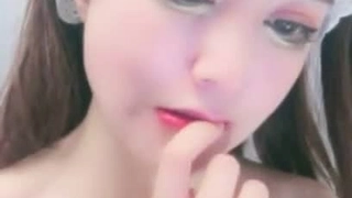 酒店偷拍吃壮阳药的帅哥进房间就扒掉大学女友裤子疯狂的干,美女逼逼受不了了只能继续给他口