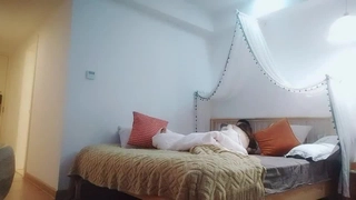 穿着红色长袜的业余学生在宿舍房间里自慰