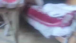 年轻的业余爱好者被爷爷测试了她的口交技巧
