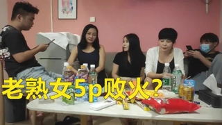 颜值不错苗条美女自慰秀,玻璃棒黄瓜带套抽插自慰呻吟娇喘,很是诱惑喜欢不要错过