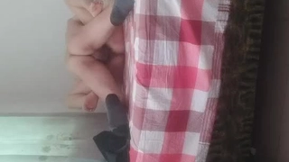 偷窃和脱衣服被发现:一个窃贼的情色冒险