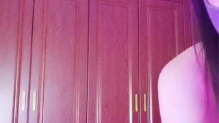 19岁人气火爆小萝莉淫乱调教啪啪（第二场）【爸妈调教女儿】薄纱情趣粉嫩胴体，各种道具琳琅满目，小母狗太骚了，淫靡刺激超劲爆