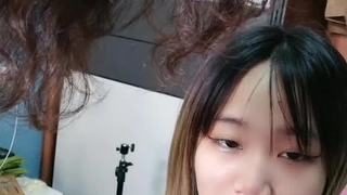 业余爱好者海莉·霍利奇从一根巨大的阴茎上接受了面部射精