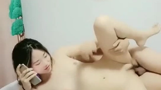 花花公子一边打电话与亲爱的聊天说骚话一边干大学生美女炮友还给她听他们做爱的声音对白精彩淫荡1080P原版